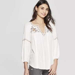🌈 Embroidered blouse v-neck
